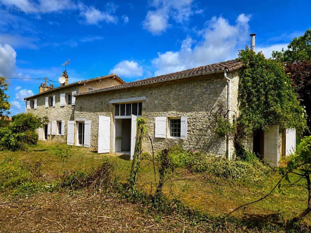 Charmante ferme en pierre offrant de beaux volumes et un excellent potentiel. - photo 16