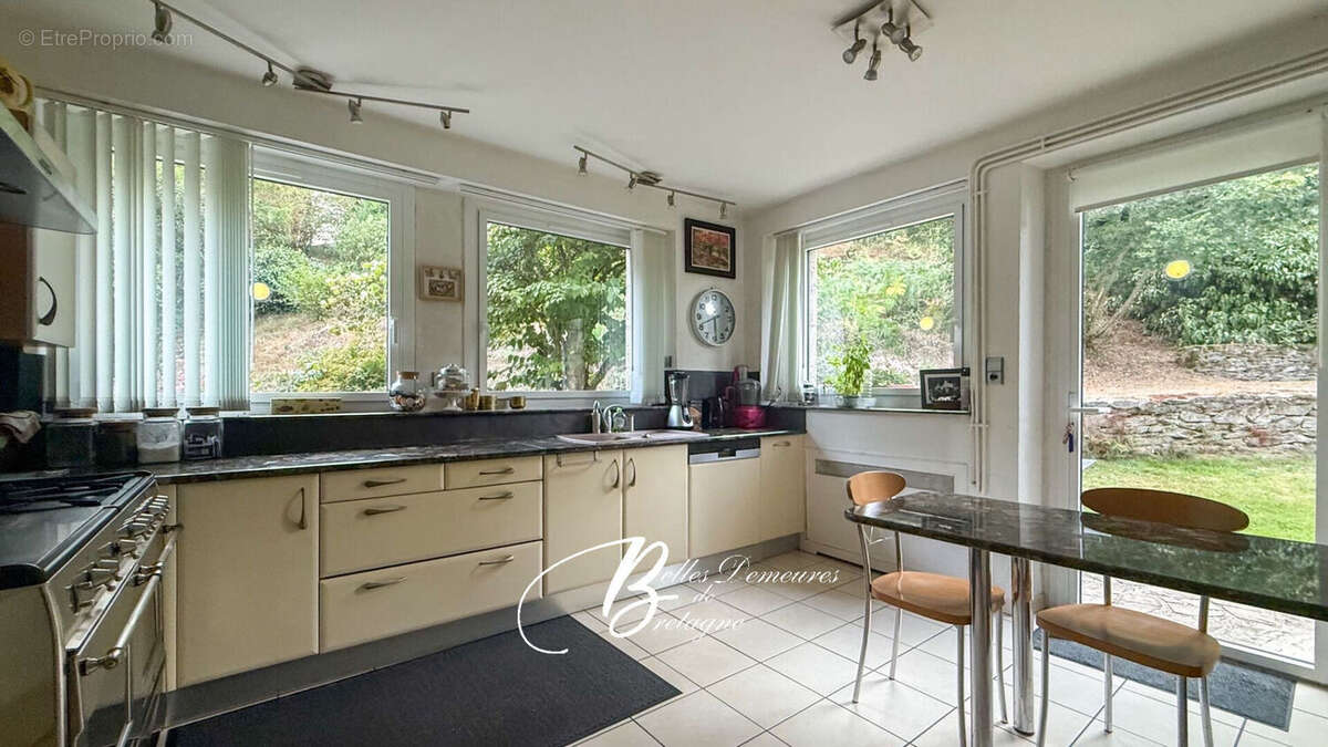 A vendre Belle propriété avec étang et rivière et dépendances, Finistère - photo 11