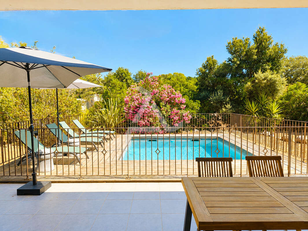 Villa de 115m2 de type 4  avec piscine au coeur du village de ste lucie de porto-vecchio et à proximité des pl - photo 7