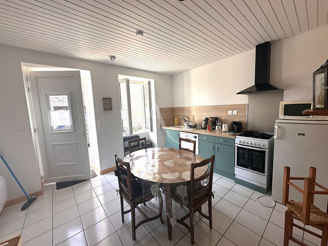 Maison à PORT-D&#039;ENVAUX