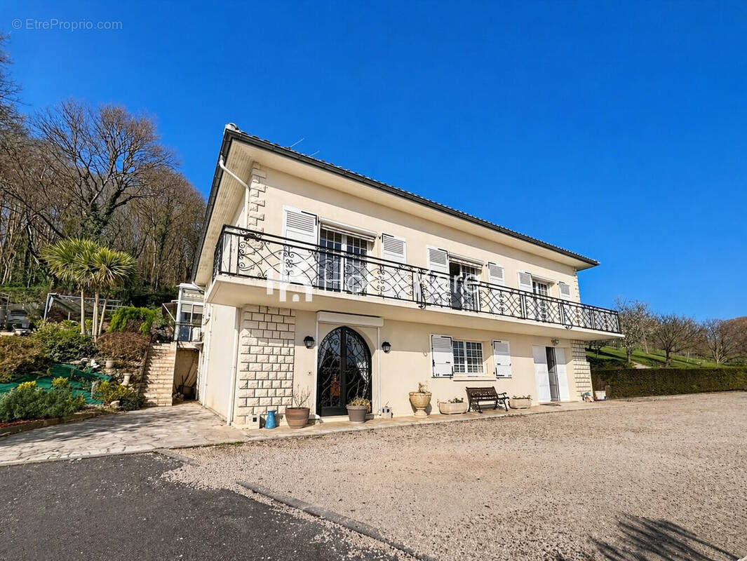 Maison à VILLENEUVE-DE-RIVIERE