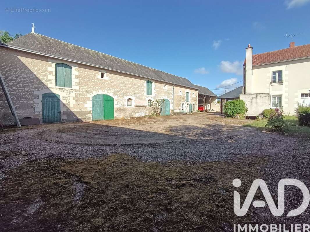 Maison 120 m² à La Tour-Saint-Gelin  - photo 5