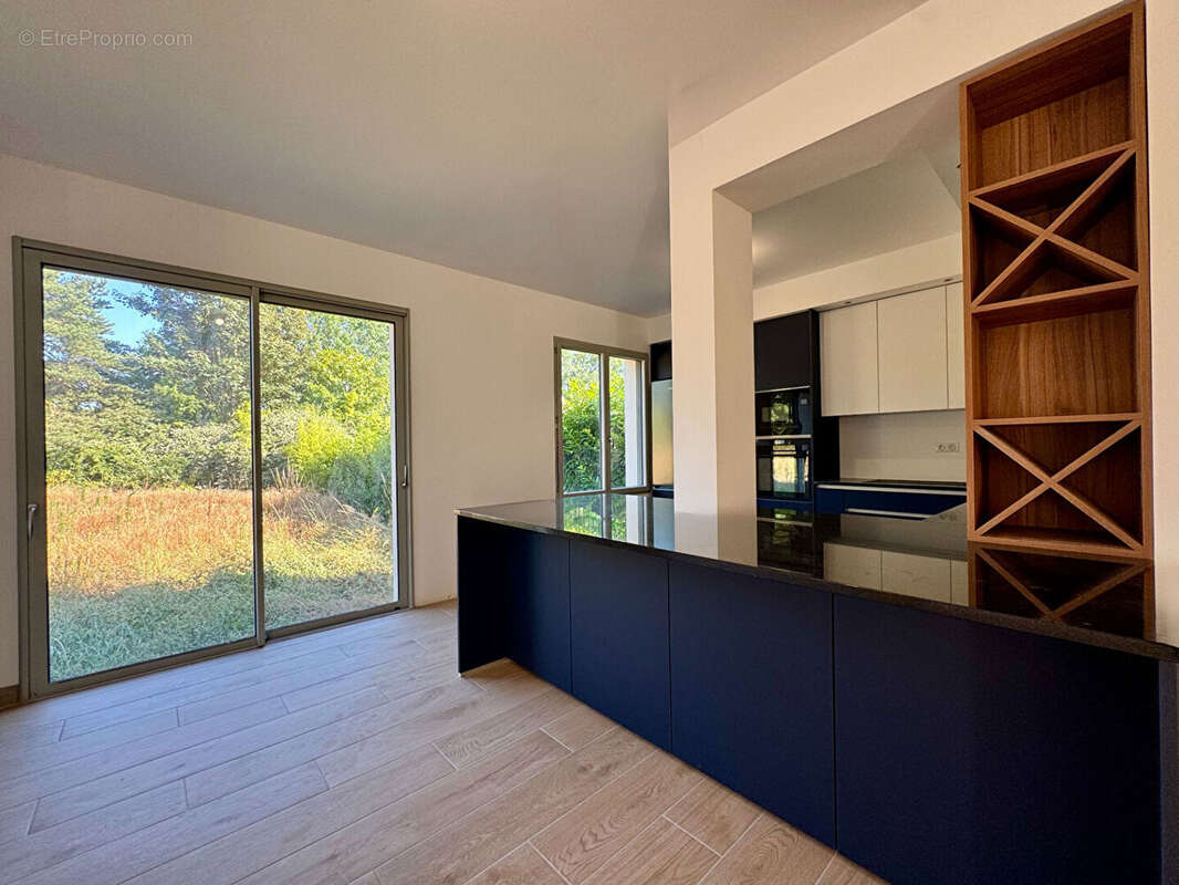 Maison à LE MESNIL-LE-ROI