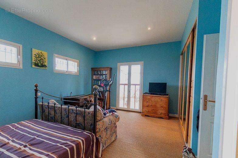 chambre confortable et spacieuse comfortable spacious bedroom - Maison à PLAISANCE