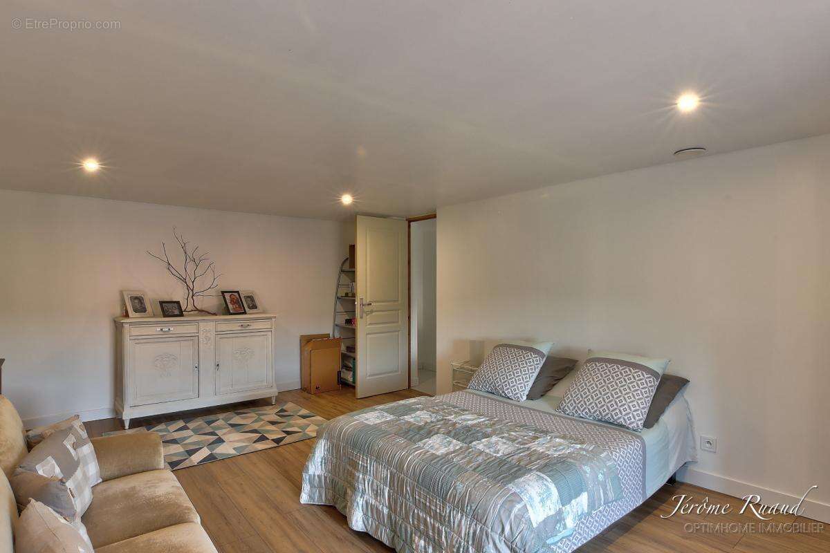 Maison de caractère rénovée de 205 m² avec jardin, bois, et grange - photo 13