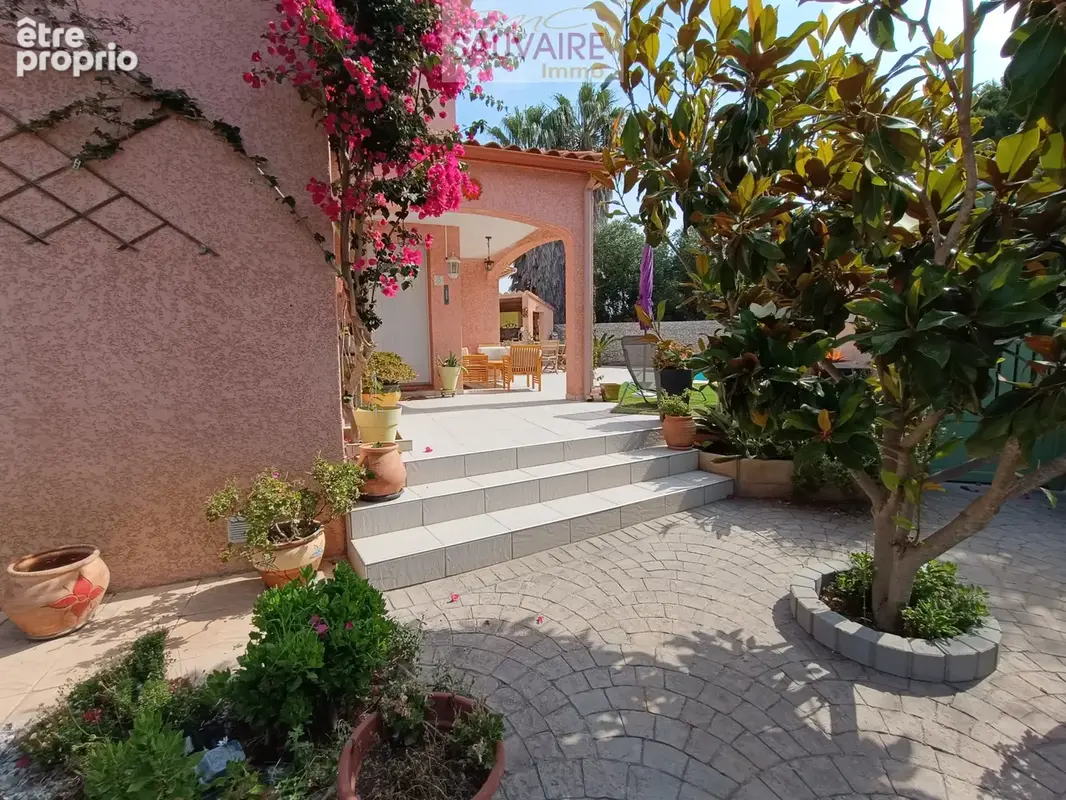 Belle villa 4 faces avec piscine de 145 m2 habitable dans un quartier résidentiel - photo 2