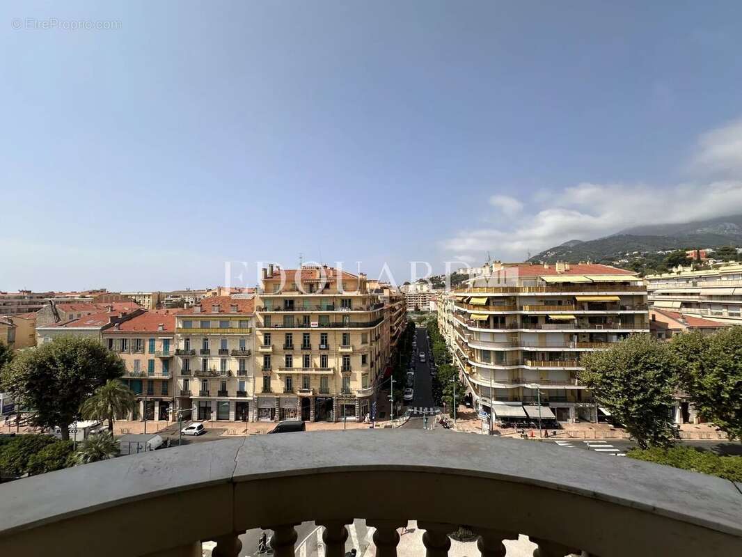 Vaste trois pièces à vendre avec belle vue sur la ville jusqu’à la mer, en plein centre de Menton - photo 7