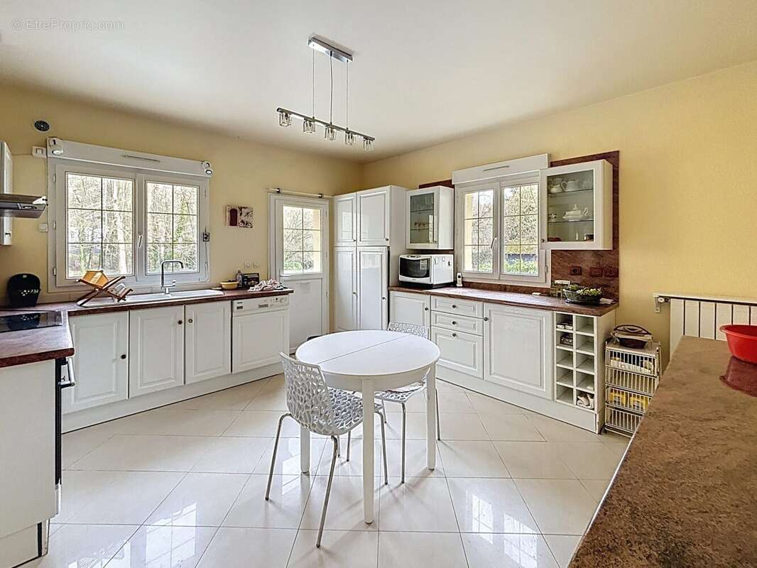 Cuisine familiale - Maison à CHATEAUFORT