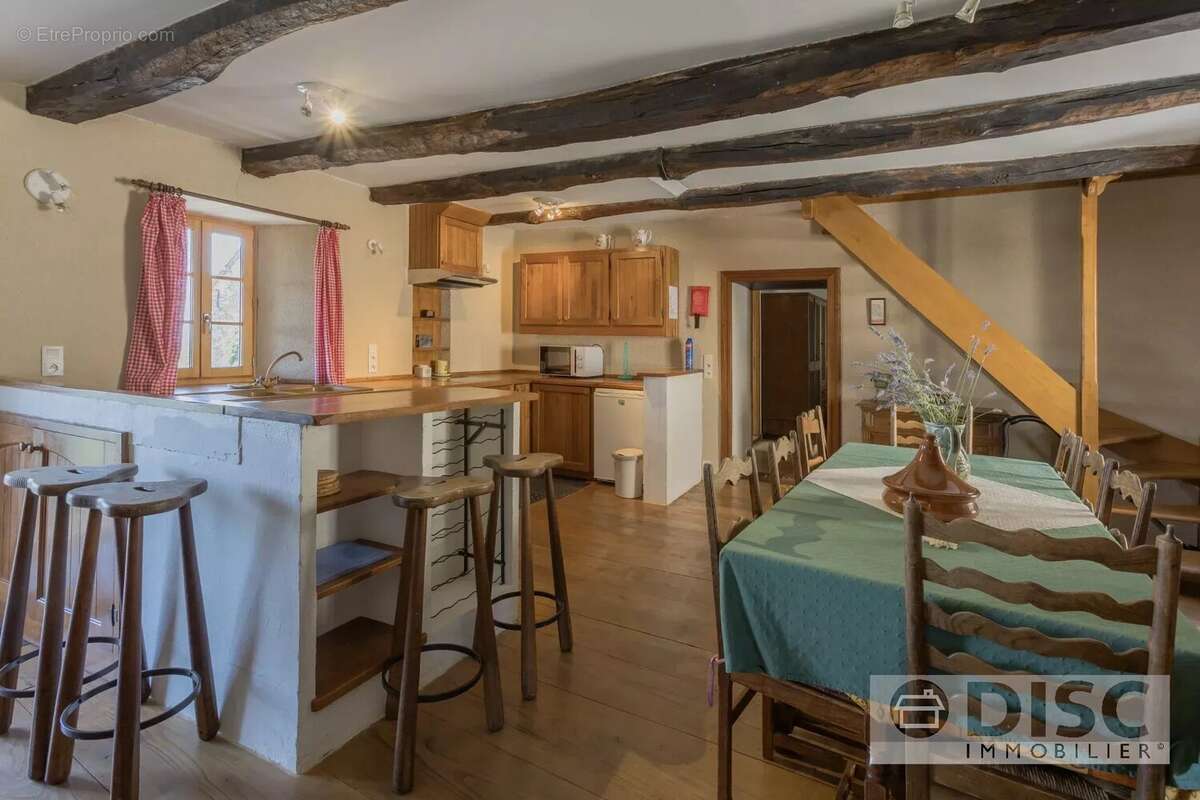 Corps de ferme rénovée avec spacieux gîte indépendant, dépendance, piscine et superbes vues. - photo 21