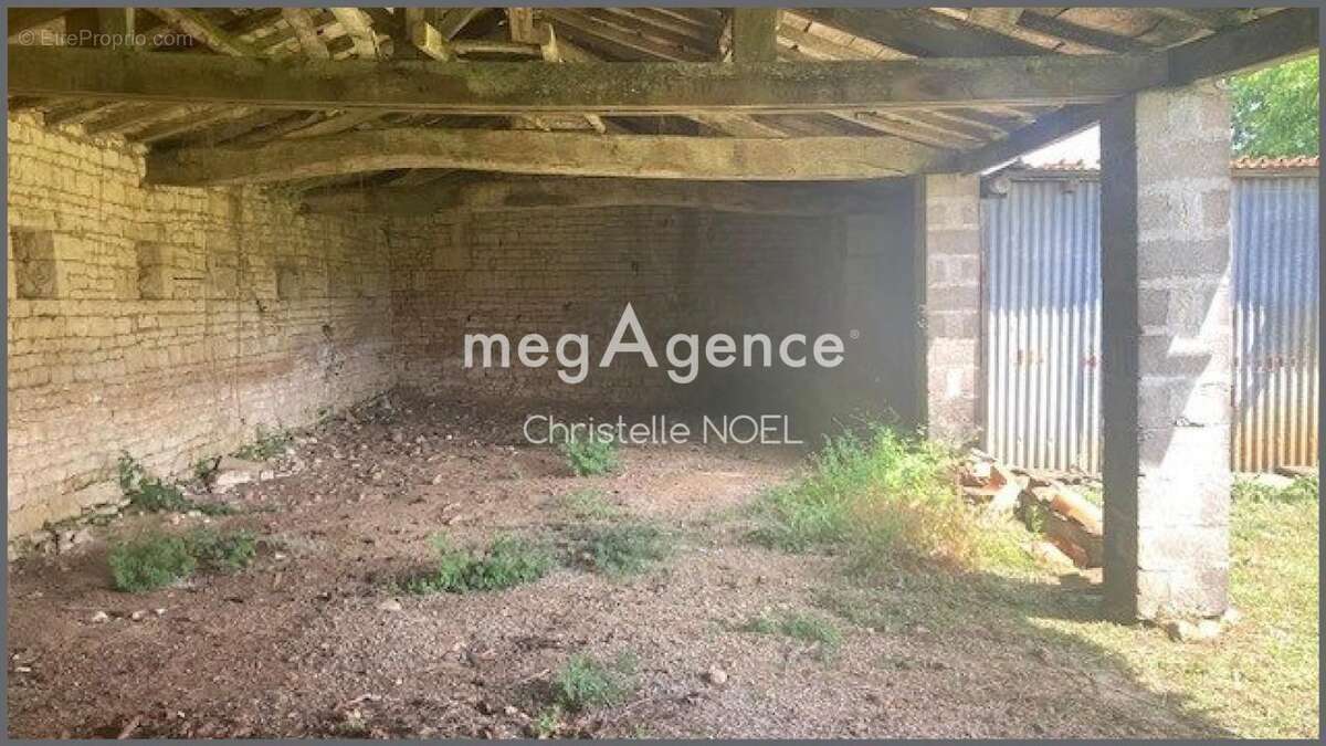 Terrain à LES MAGNILS-REIGNIERS