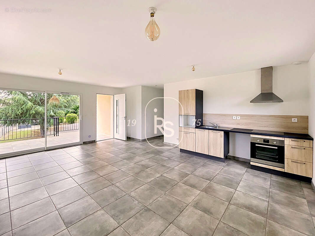 Une lumineuse villa de plain-pied récente de 80 m2 avec 559 m2 de jardin avec 3 chambres. - photo 4