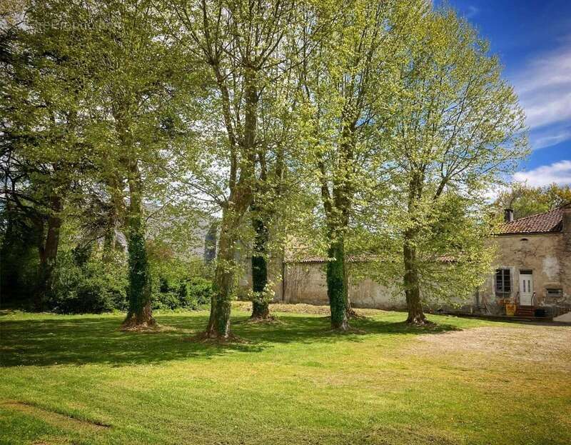 Vente Domaine - Ensemble immobilier du XIXe de 2 bâtiments avec tours, idéal gîtes et chambres d'hôtes - photo 14