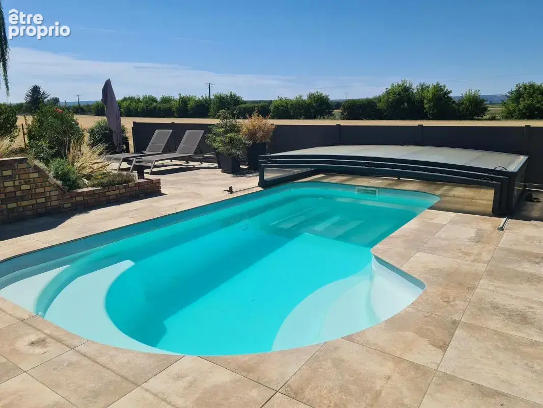 Maison avec sous-sol - 3 chambres et 2 bureaux - Terrain 730 m² avec piscine - photo 2