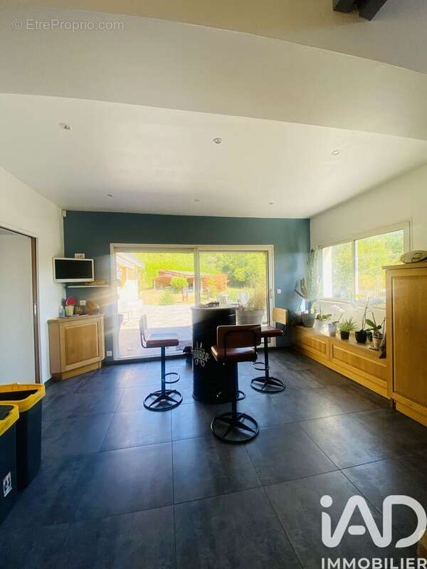 Maison 400 m² à Pernois  - photo 4