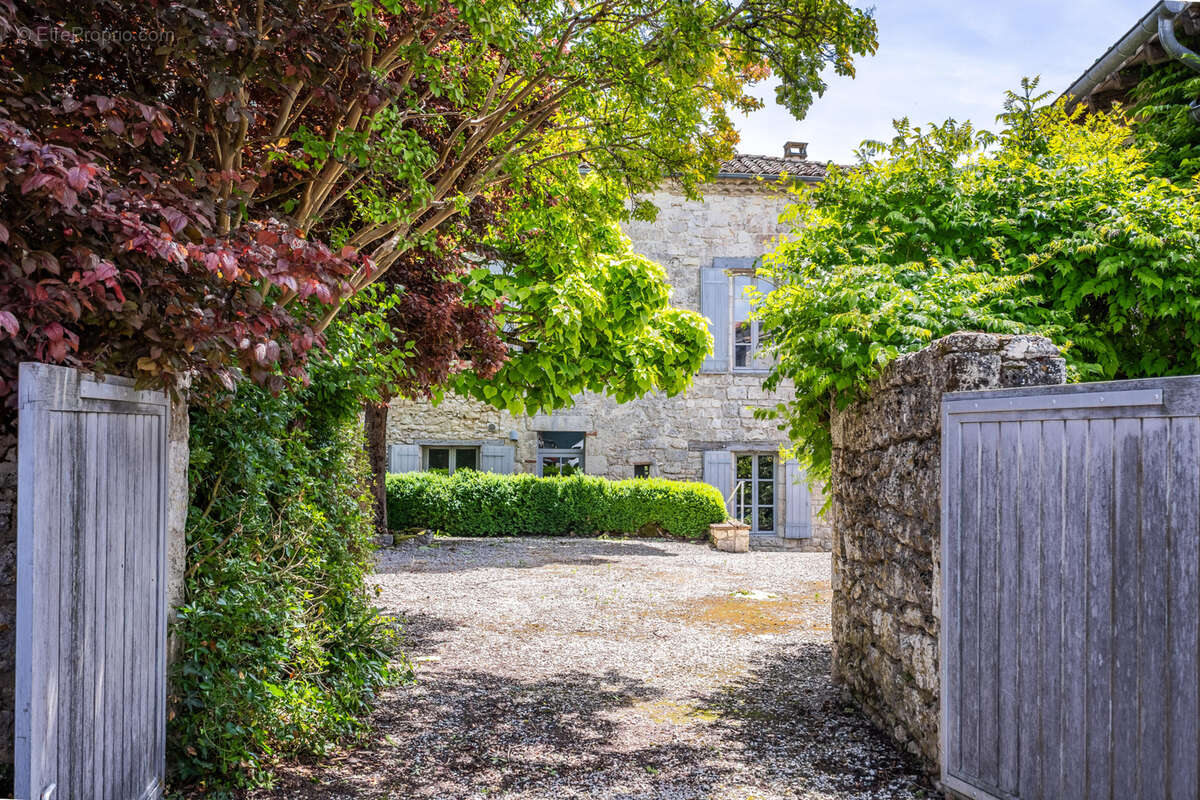 Maison à BEAUVILLE