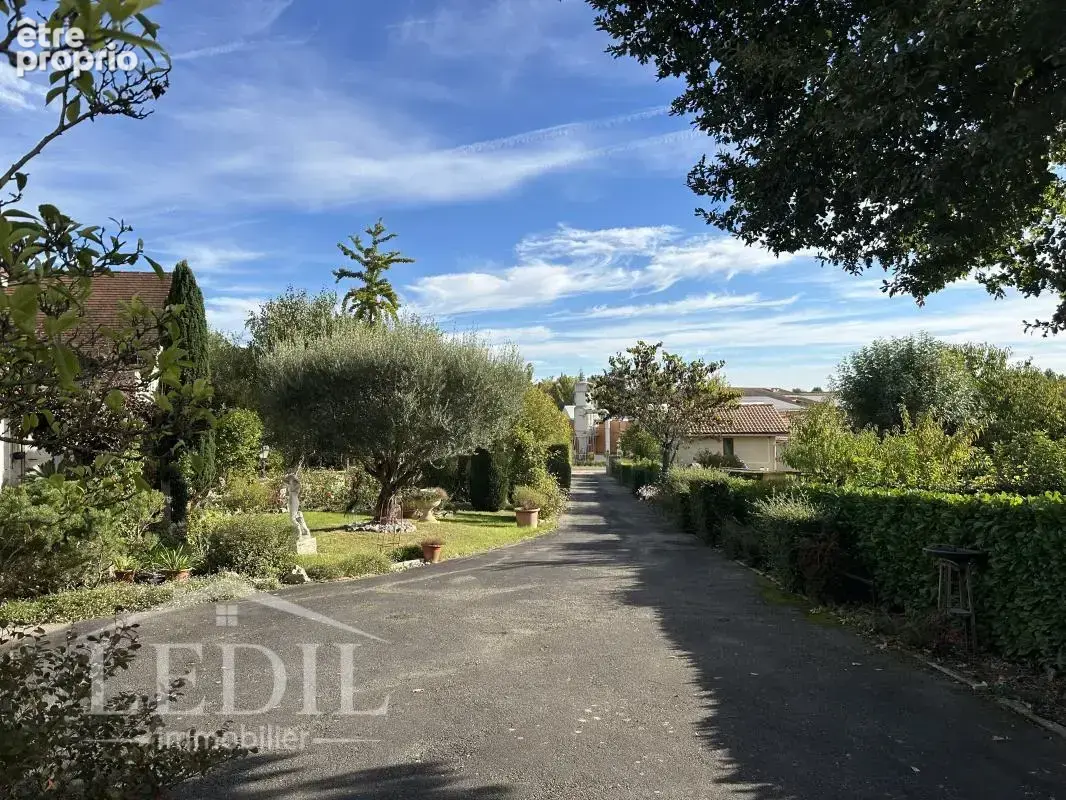 Propriété rare avec parc, dépendance et garages - photo 4