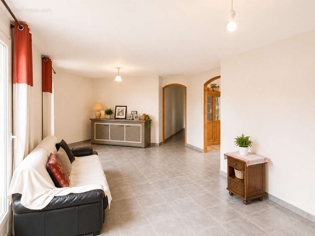 Maison de plain-pied de 129 m2 avec 4 chambres, grand terrain de 2 400 m2 et garage - photo 4
