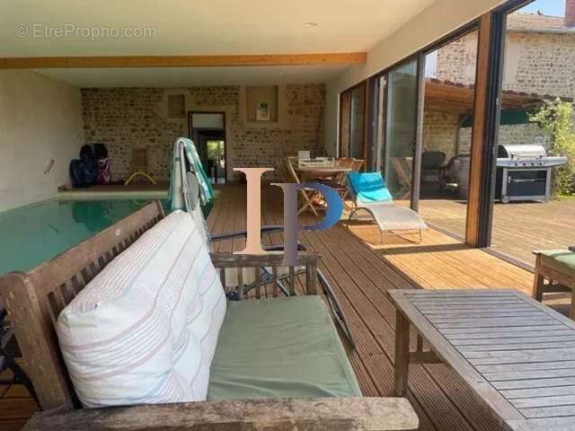 Maison à SAINT-CHRISTOPHE-EN-BRIONNAIS