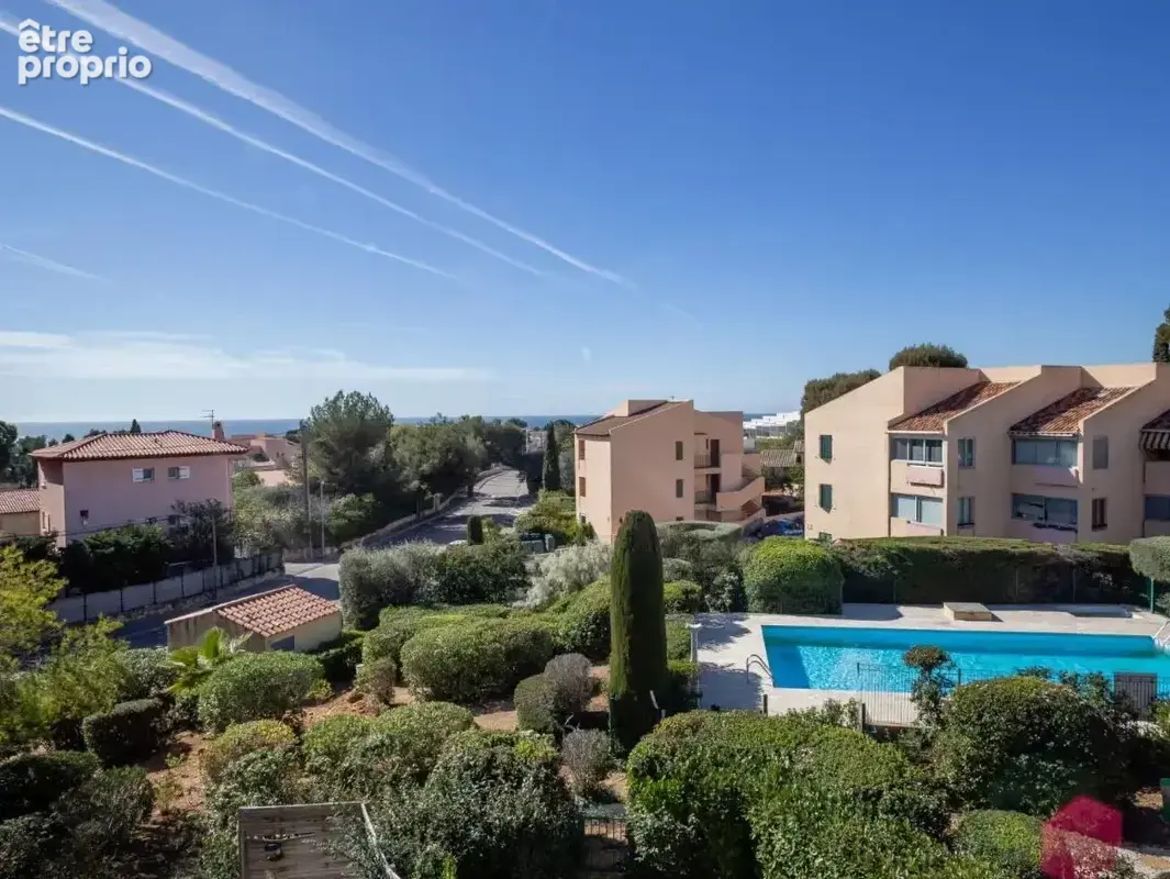 Superbe T2 avec vue mer dans résidence sécurisée avec piscine et parking - photo 2
