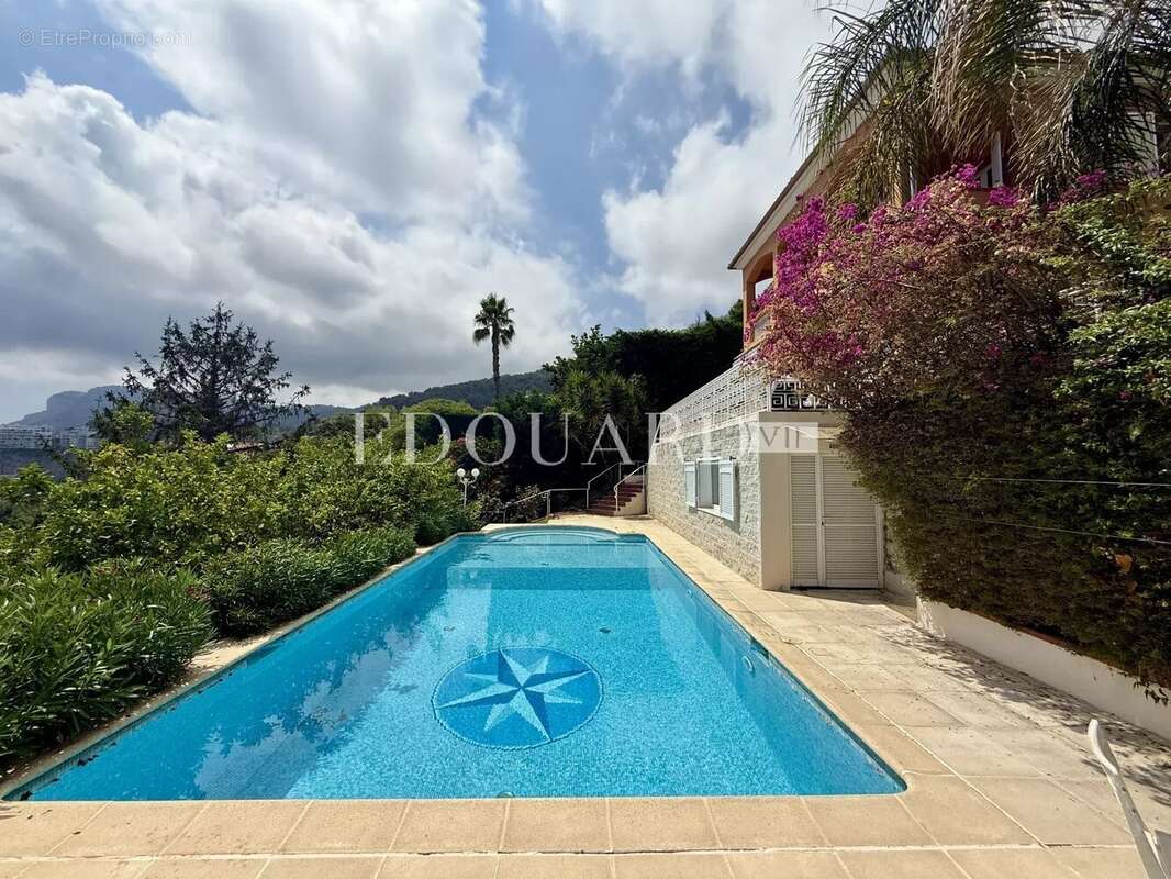 Dans un domaine privé et sécurisé, à vendre villa de prestige avec vue panoramique sur la Principauté de Monaco - photo 4