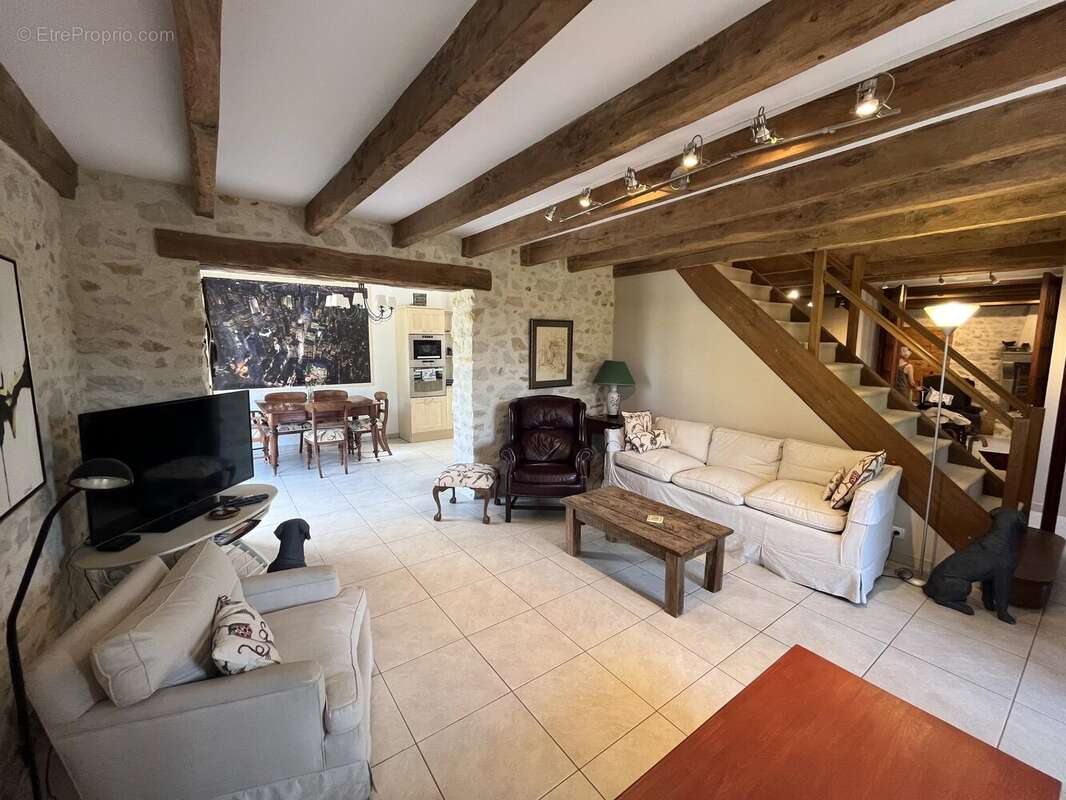 Superbe logement de 2 chambres avec une grande grange et un gîte indépendant à rénover - photo 2