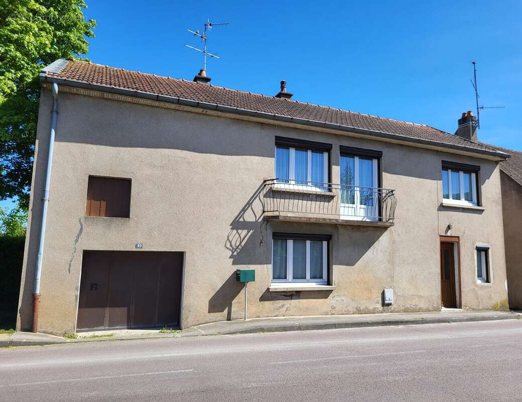 maison devant - Maison à CHAMPFORGEUIL