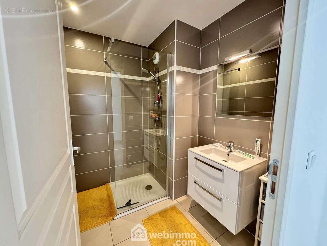Salle d'eau Fonctionnelle , WC séparés - Appartement à CALVI