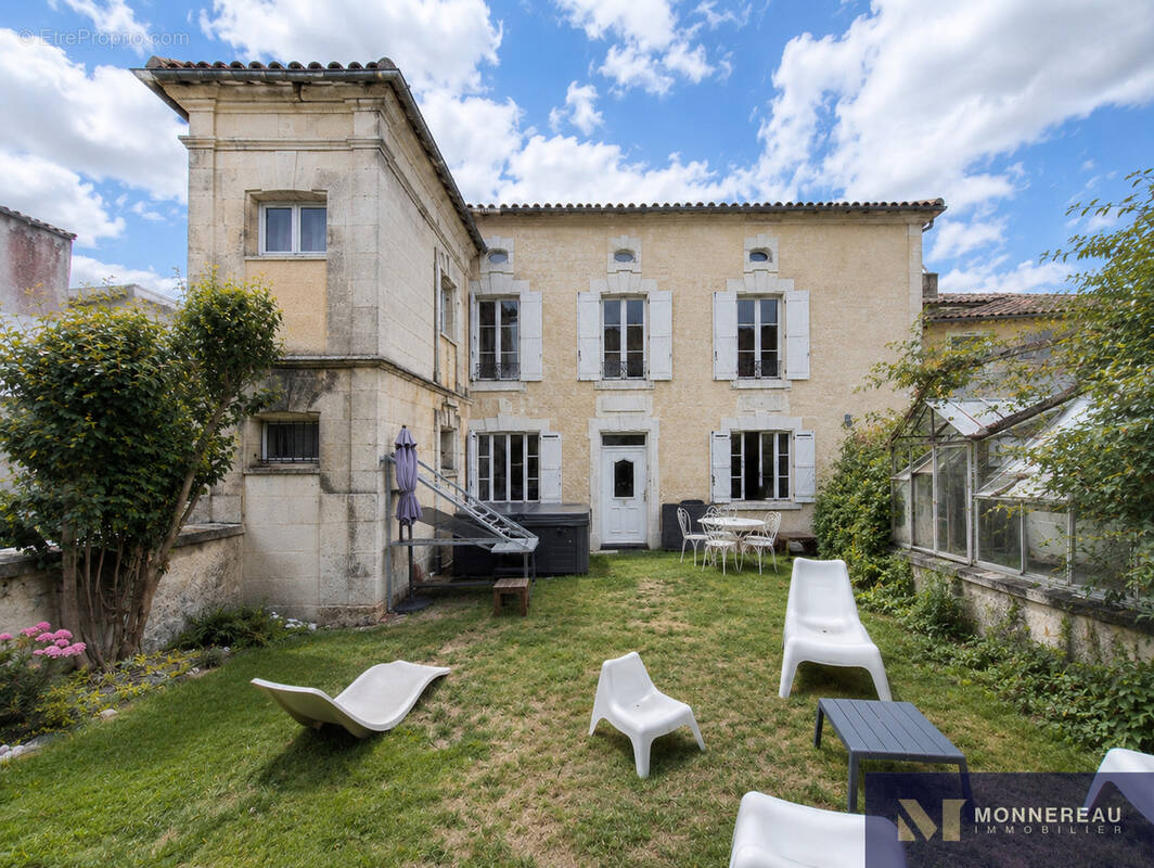 Maison à BARBEZIEUX-SAINT-HILAIRE