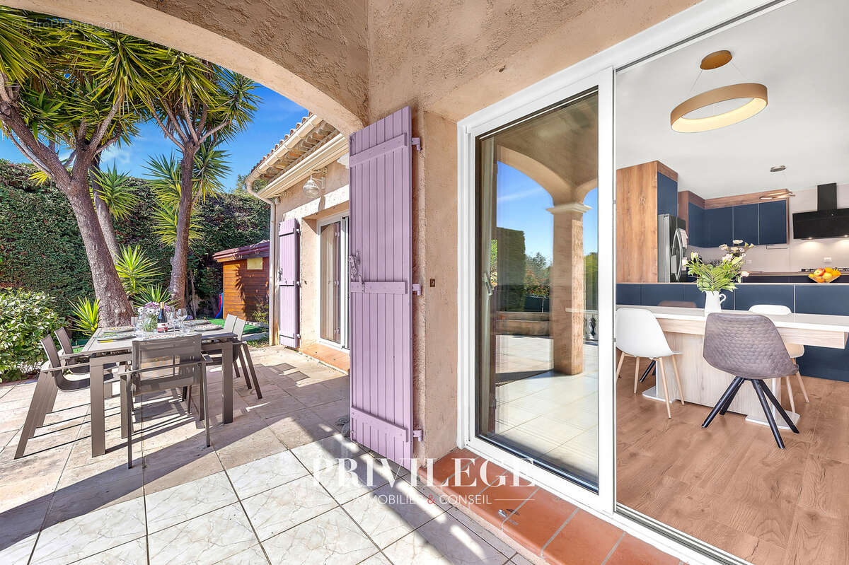 Maison à LA ROQUETTE-SUR-SIAGNE