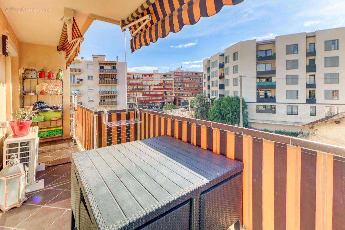 Appartement à SAINT-LAURENT-DU-VAR