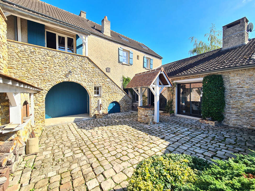 Maison à LA QUEUE-LES-YVELINES