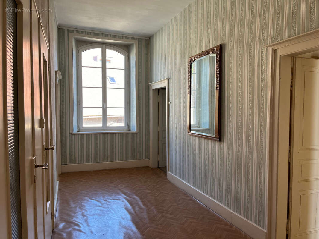 Coussac Bonneval, immeuble de 5 appartements, dépendances et terrain - photo 17