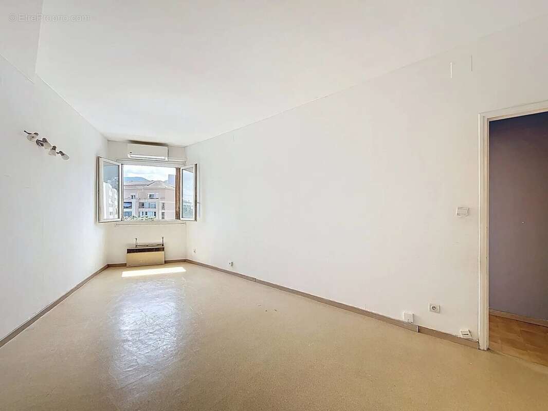 Grand F2 à rénover avec fort potentiel – Résidence ARINELLA (Lupino, Bastia) - photo 3