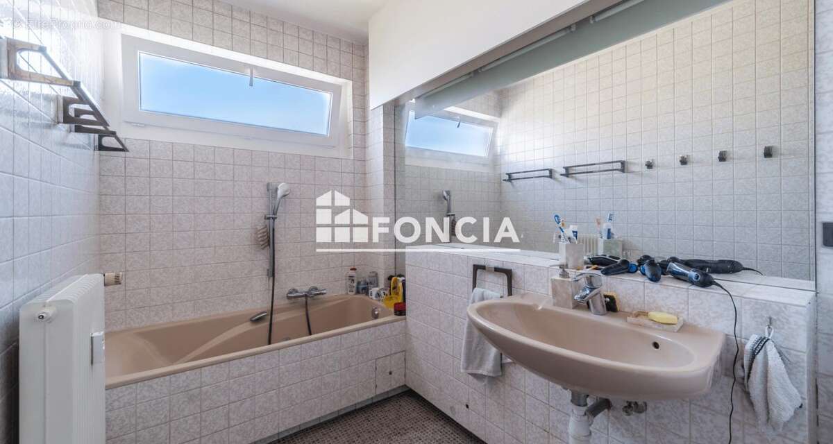 Superbe F5 de 121 m² dernier étage, traversant, 2 salle de bains et trois chambres, balcon sud-ouest et garage - photo 7