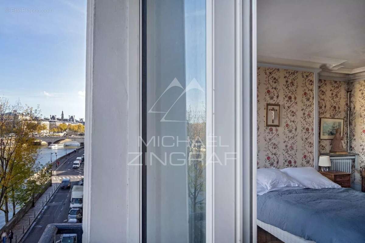 Appartement à PARIS-1E