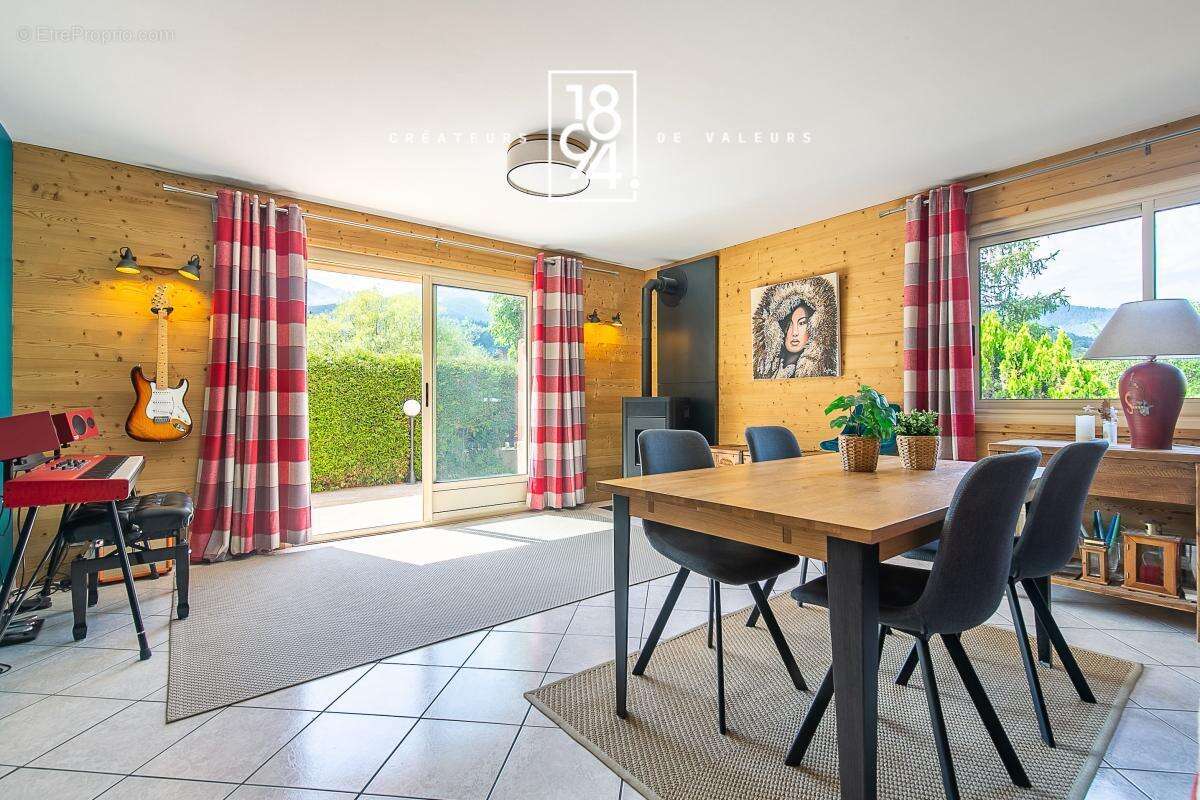 2 Maison T7 à vendre Enchastrayes 04 (04400)  128 m²  Terrasse, Garage, Carport, Jardin  - photo 14