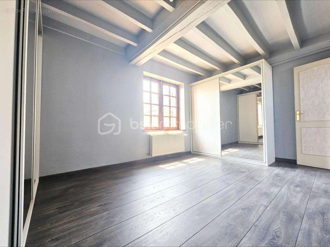 EXCEPTIONNELLE : Charme, espace et fort potentiel - 4 chambres dont une suite parentale - Piscine chauffée - Dépendances aménage - photo 10