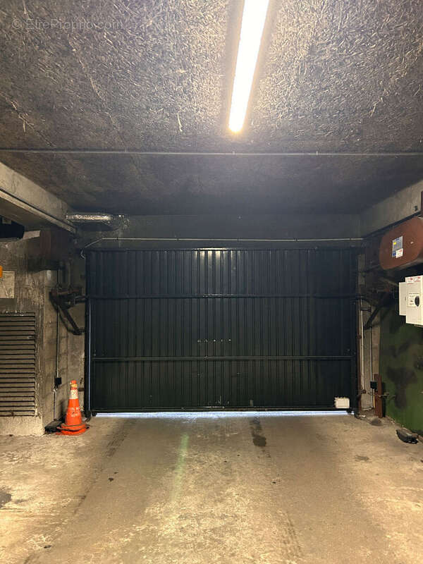 Parking à NEUILLY-SUR-SEINE