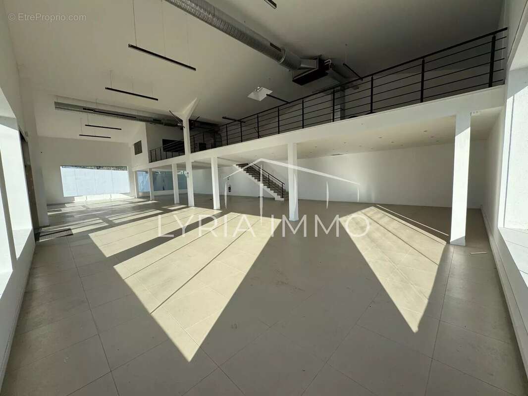 Commerce à ROQUEBRUNE-SUR-ARGENS