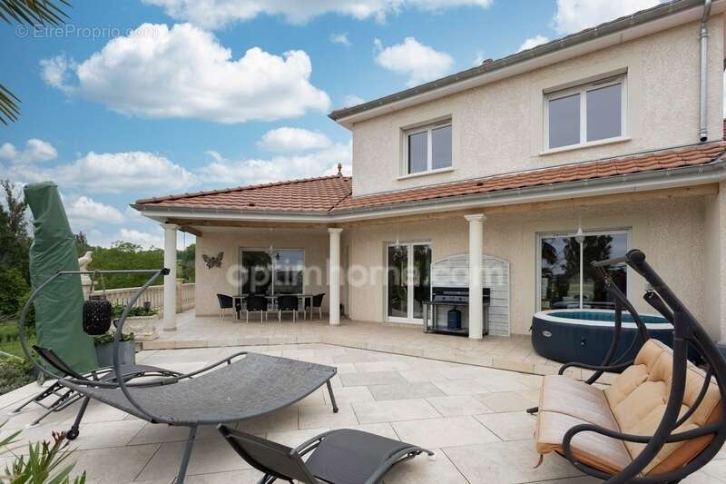 Maison à CREUZIER-LE-VIEUX