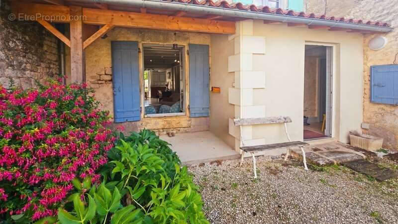 Maison de caractère à vendre 4 pièces VARAIZE (17) AVEC DEPENDANCES, GRANGES - photo 20
