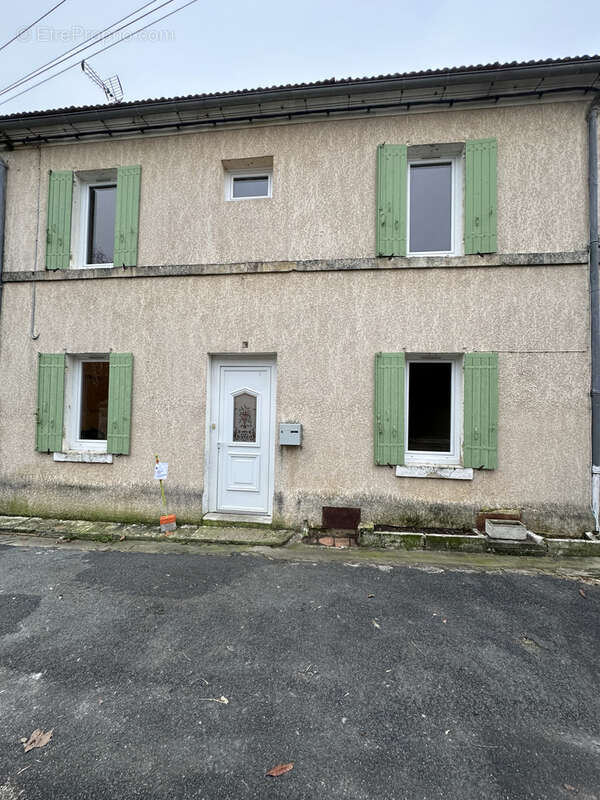 Maison à LA ROCHE-CHALAIS