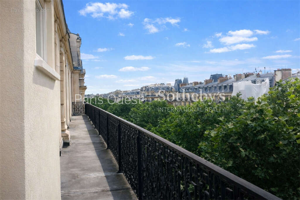 Appartement à PARIS-8E