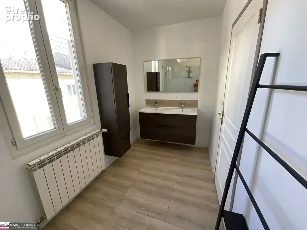 Villa T5 de 110 m²  vous invite à poser vos valises dans un cadre alliant charme et fonctionnalité sur 145 m² de terrain clos et - photo 13