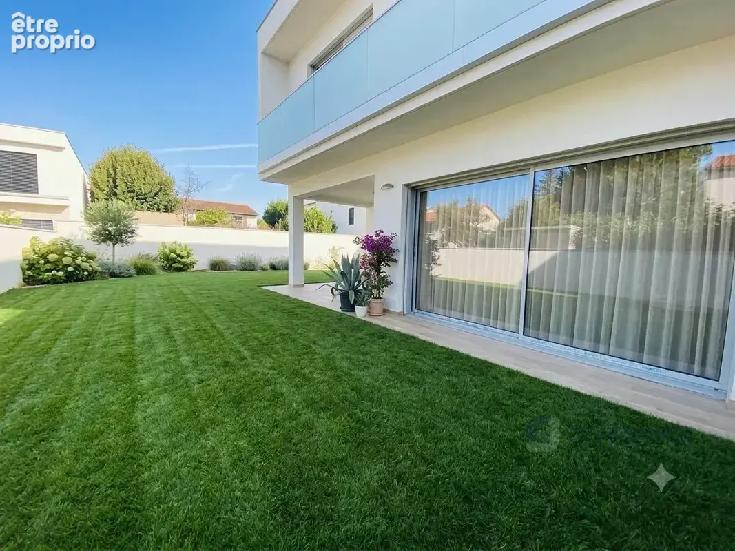 Maison 450 m² à Villeurbanne  - photo 6