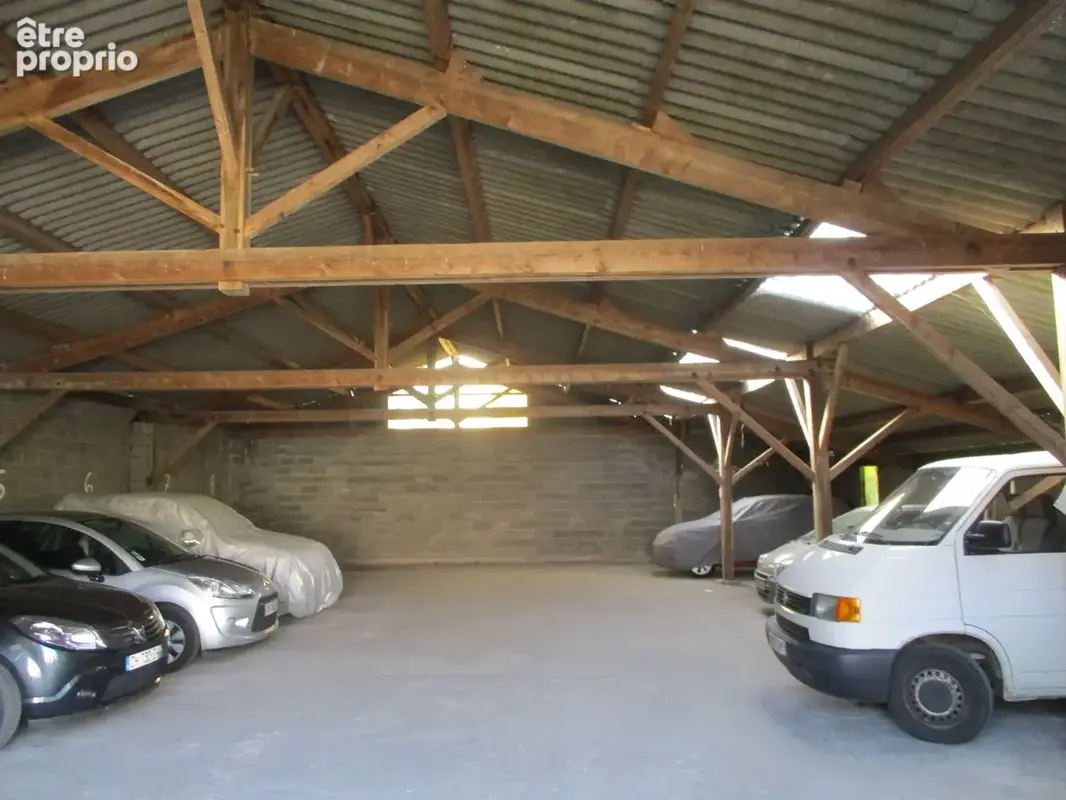 Couhé Plain-pied et entrepôt de 350 m2 environ. - photo 3