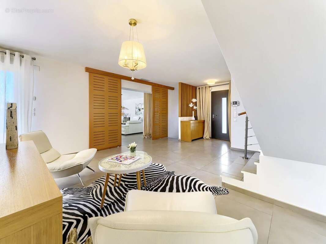 Maison à CHATEAUNEUF-GRASSE