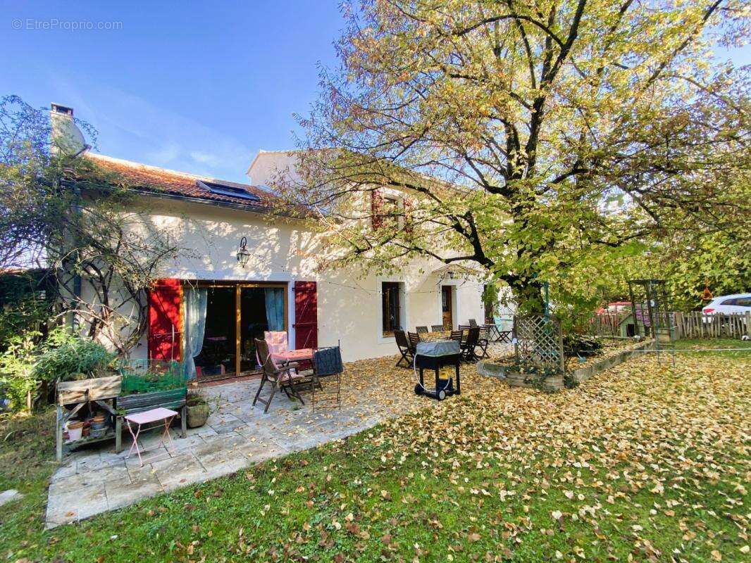 Maison à LE PUY-SAINTE-REPARADE