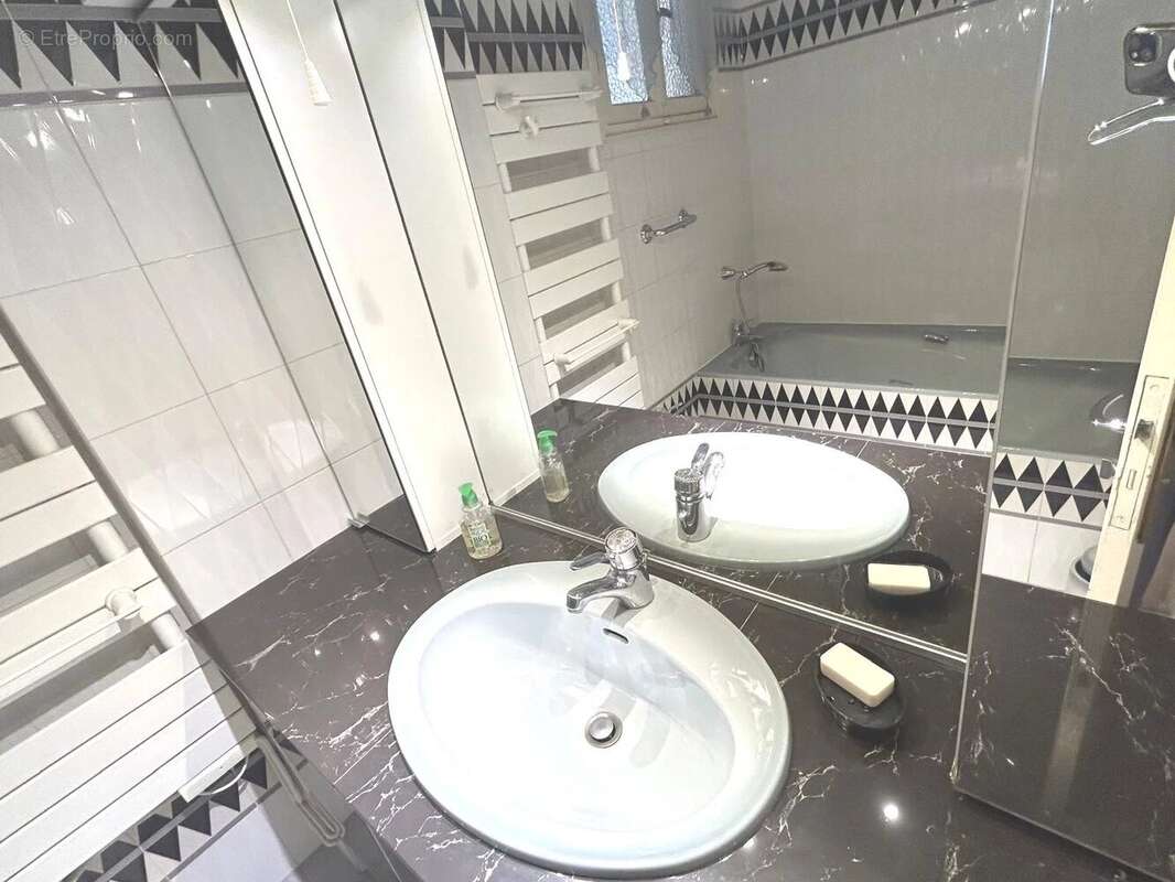 Liberation a 100m de la place - f3 78m² balcons - photo 11