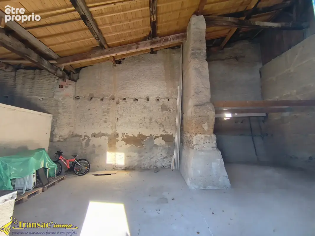 À Thiers secteur Le Fau, bâtiment à usage de dépôt. - photo 2